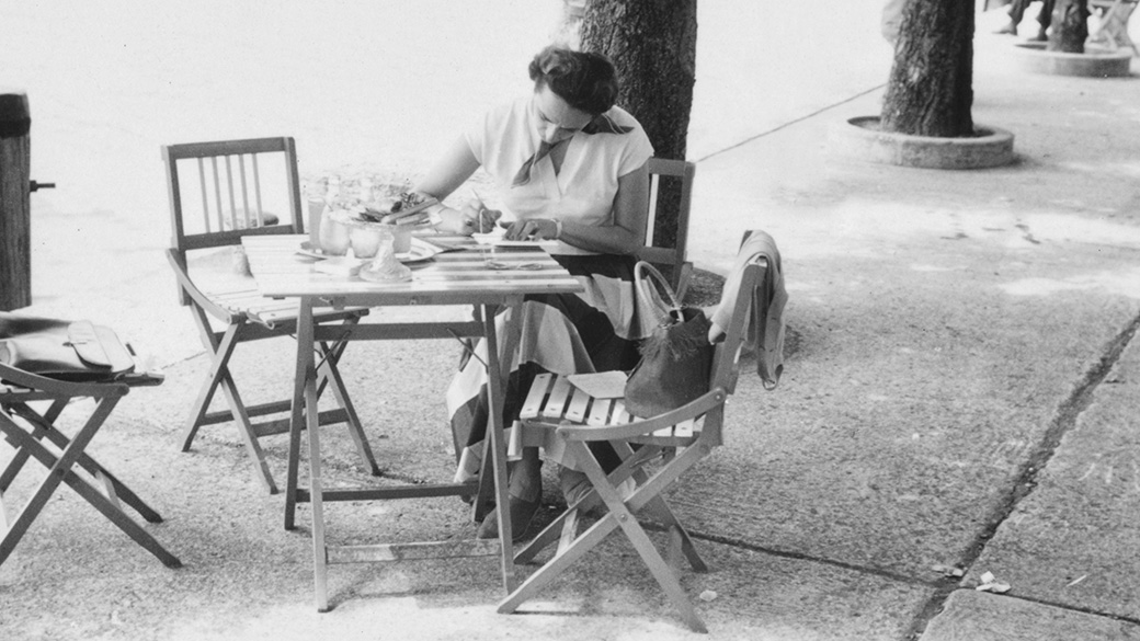 Photo d'une femme qui rédige un courrier en noir et blanc